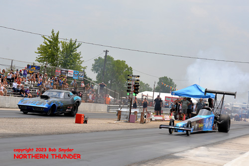 Matt Sackman - 'Randy Meyer Racing' (near lane) vs 
Tod Barker - 'Back In Black' (far lane)
